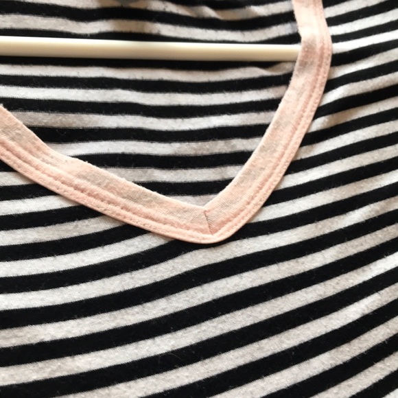 🌻 Striped V-Neck Shirt - Picture 3 of 3